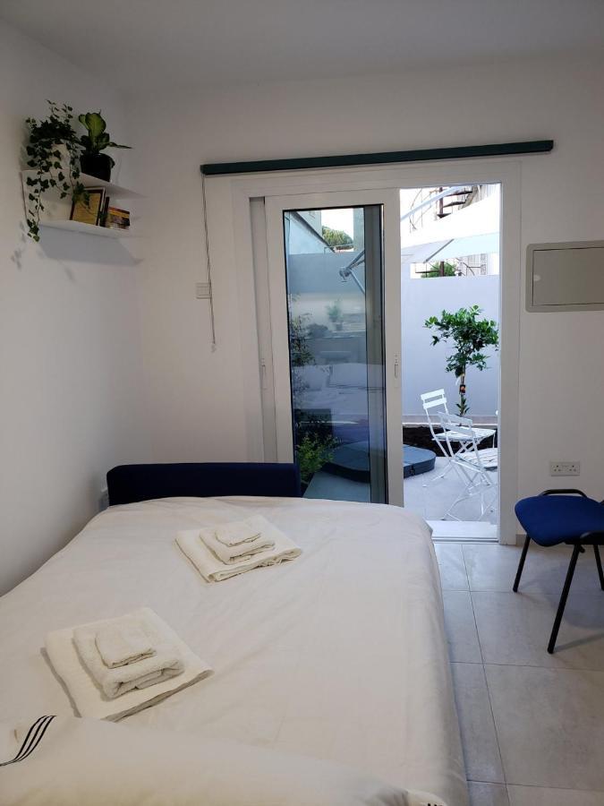 Modern & Cozy Studio W/ Backyard Near City Center Lemesos Exteriér fotografie
