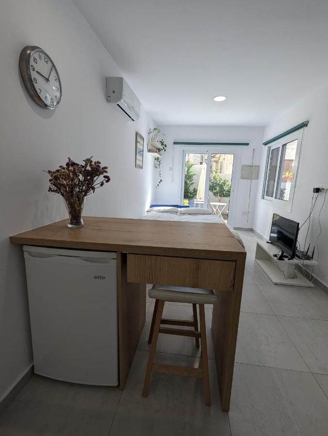 Modern & Cozy Studio W/ Backyard Near City Center Lemesos Exteriér fotografie